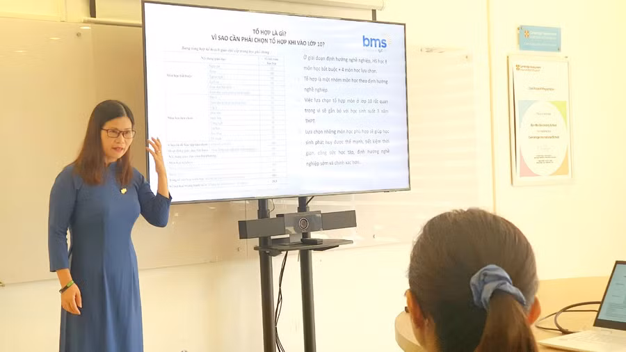 Tiến sĩ Trần Vân Anh - Phó phòng đào tạo Ban Mai School tư vấn cho phụ huynh học sinh về việc lựa chọn tổ hợp ở lớp 10.