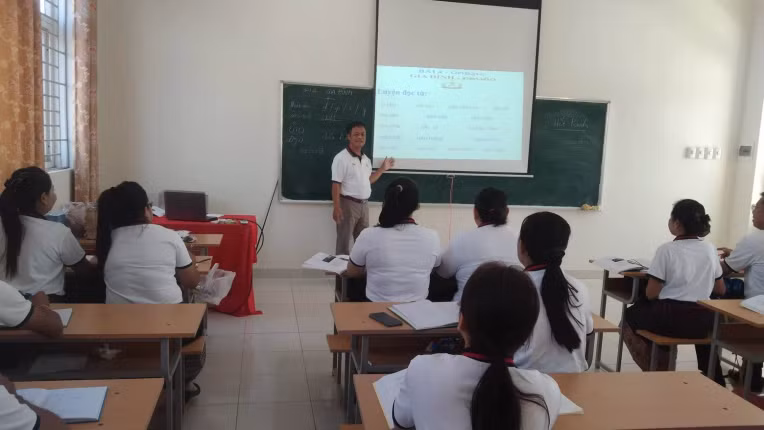 Dạy học Tiếng Việt trên đất Lào.