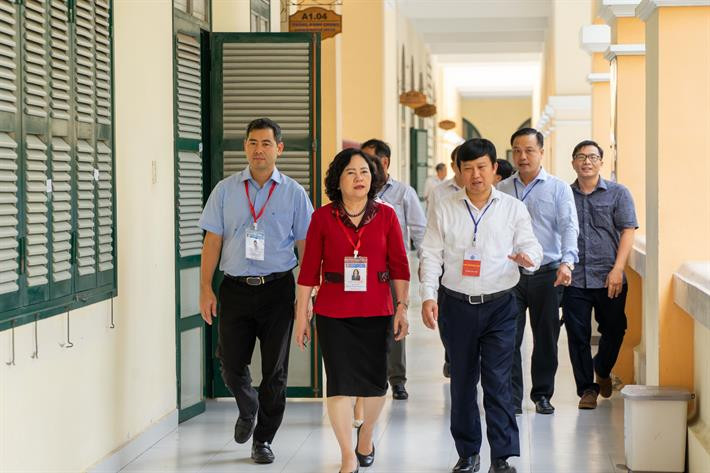 Thứ trưởng Ngô Thị Minh kiểm tra công tác chấm thi tại Tiền Giang. Thứ trưởng Ngô Thị Minh kiểm tra công tác chấm thi tại Tiền Giang.