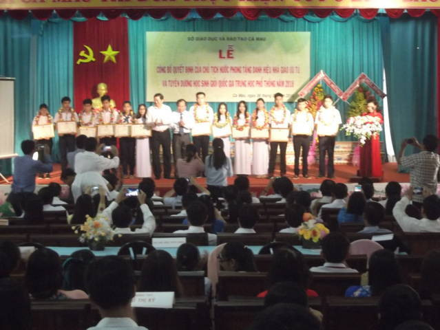 Trao bằng khen của của UBND tỉnh Cà Mau cho HS giỏi quốc gia