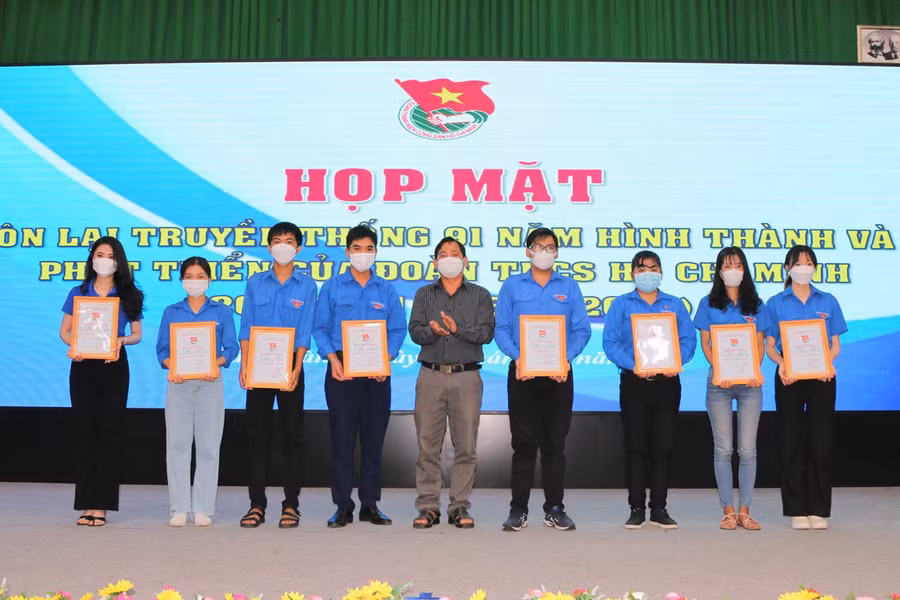 TS Nguyễn Văn Thành, Phó Bí thư Đảng ủy, Phó Hiệu trưởng Trường ĐH Kiên Giang trao giấy biểu dương cho cá nhân đạt danh hiệu Đảng viên trẻ tiêu biểu.