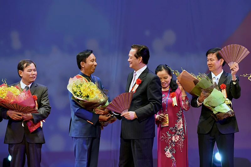 Thủ tướng chúc mừng các đại biểu đã có những đóng góp cho phong trào thi đua