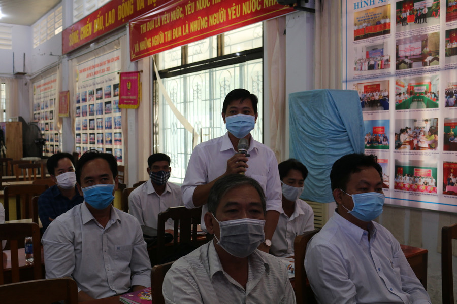 Giáo viên Kiên Giang trao đổi với đại diện nhóm tác giả, nhà xuất bản về sách giáo khoa tiếng Anh lớp 2. Ảnh minh họa/ITN.