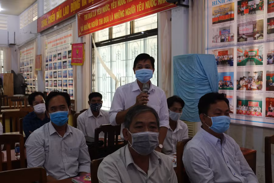 Giáo viên Kiên Giang trao đổi với đại diện nhóm tác giả, nhà xuất bản về sách giáo khoa tiếng Anh lớp 2. Ảnh minh họa/ITN.