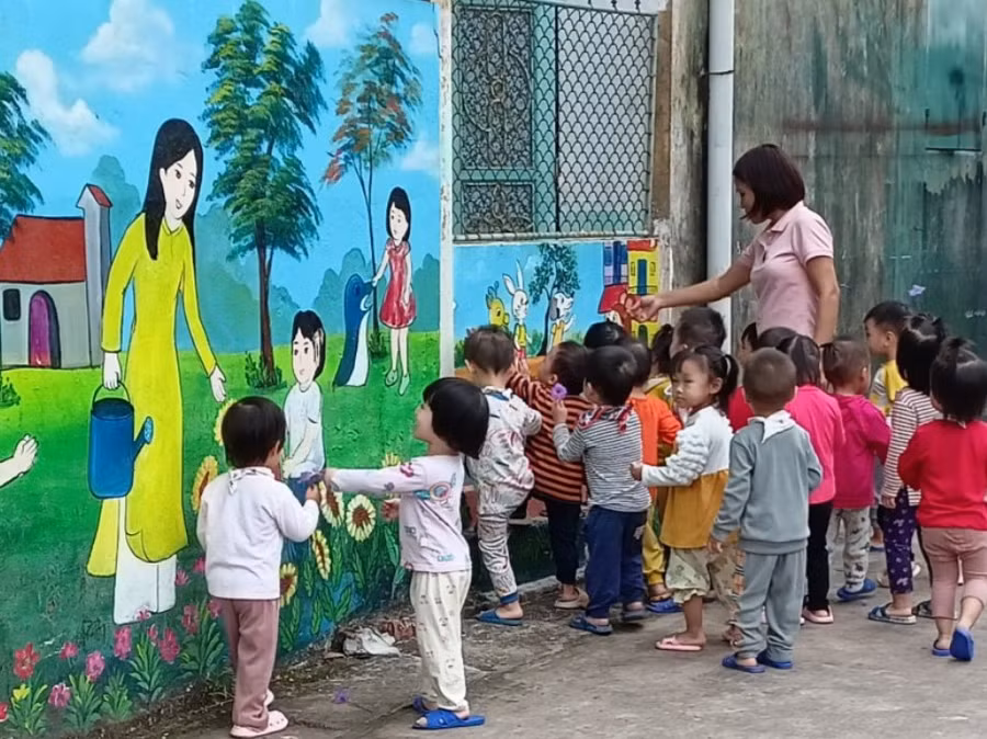 Cô Lê Thị Loan và học trò trong giờ hoạt động ngoài trời.