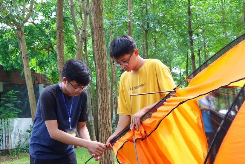 Học sinh Trường Phổ thông Liên cấp Tây Hà Nội thực hành dựng lều trại, làm việc nhóm. Học sinh Trường Phổ thông Liên cấp Tây Hà Nội thực hành dựng lều trại, làm việc nhóm.