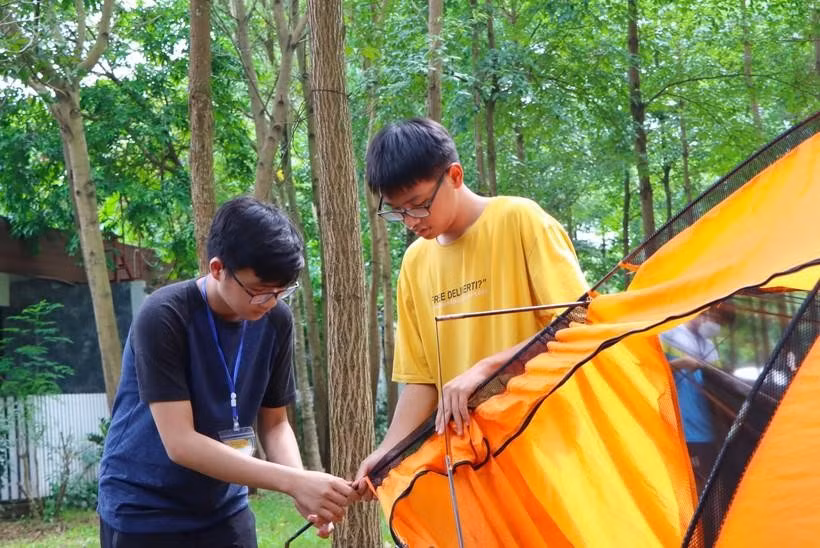 Học sinh Trường Phổ thông Liên cấp Tây Hà Nội thực hành dựng lều trại, làm việc nhóm.