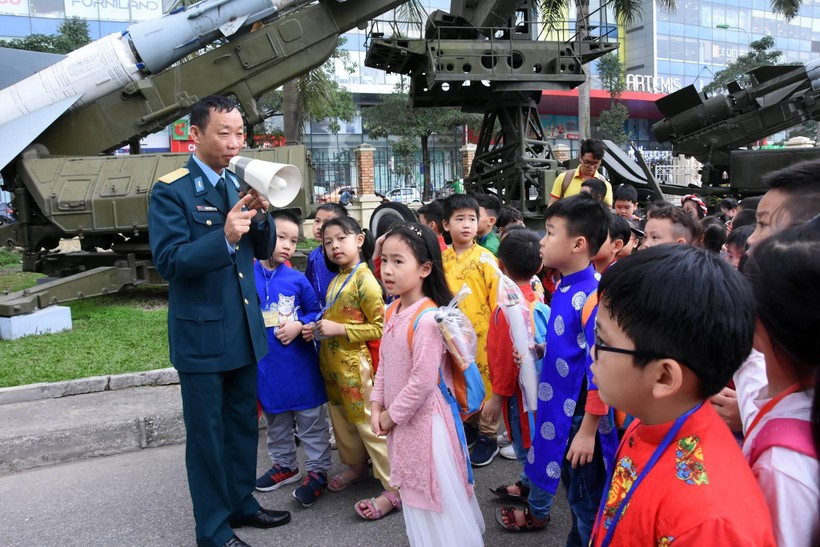 Học sinh Trường Tiểu học Lý Thái Tổ tham quan Bảo tàng Phòng không - Không quân. Học sinh Trường Tiểu học Lý Thái Tổ tham quan Bảo tàng Phòng không - Không quân.