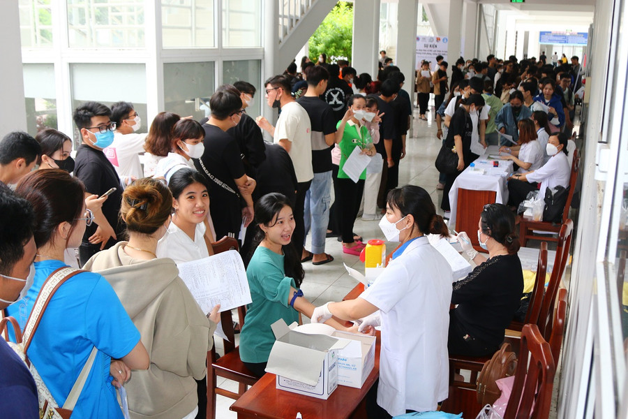 Đông đảo đoàn viên, thanh niên đăng ký tham gia hiến máu.