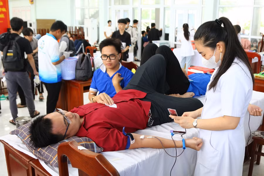 Những đơn vị máu quý giá của tuổi trẻ Trường ĐH Kiên Giang vì sự sống của người bệnh.