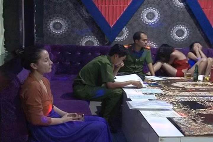 Tiếp viên karaoke múa thoát y, kích dục cho khách ở miền Tây