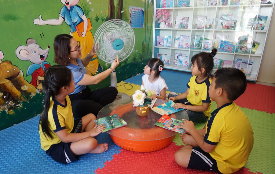Giáo viên TP Kon Tum hướng dẫn học sinh tránh xa những vật dụng nguy hiểm, dễ gây thương tích. Ảnh: Trúc Hân