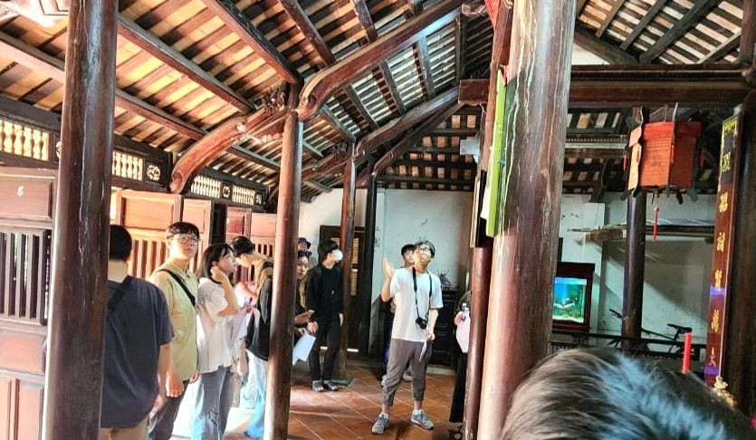 Sinh viên Trường Đại học Bách khoa và Đại học Sư phạm Kỹ thuật (Đại học Đà Nẵng) tham gia khảo sát thực tế với các giáo sư Học viện Công nghệ Maebashi (Nhật Bản) tại làng Phong Nam, huyện Hòa Vang, TP Đà Nẵng. Ảnh: NTCC Sinh viên Trường Đại học Bách khoa và Đại học Sư phạm Kỹ thuật (Đại học Đà Nẵng) tham gia khảo sát thực tế với các giáo sư Học viện Công nghệ Maebashi (Nhật Bản) tại làng Phong Nam, huyện Hòa Vang, TP Đà Nẵng. Ảnh: NTCC