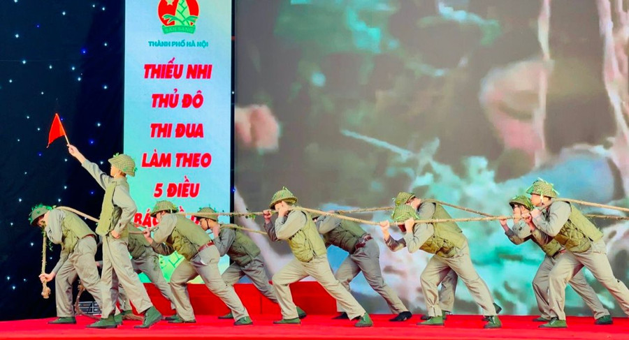 Đội viên, học sinh Hà Nội trải nghiệm “Chúng em tập làm chiến sĩ” tại Liên hoan “Chiến sĩ nhỏ Điện Biên”. Ảnh: Báo Hà Nội mới