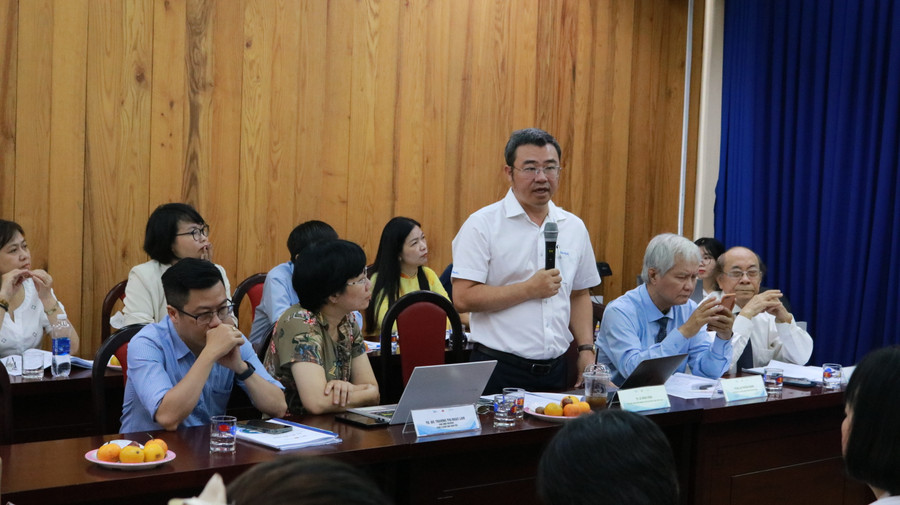 TS Lê Minh Công – Phó Trưởng khoa Công tác xã hội, Giám đốc Trung tâm Nghiên cứu và Hỗ trợ sức khoẻ tinh thần, Trường ĐH Khoa học xã hội và Nhân văn TPHCM phát biểu tại hội thảo. Ảnh: MHRS TS Lê Minh Công – Phó Trưởng khoa Công tác xã hội, Giám đốc Trung tâm Nghiên cứu và Hỗ trợ sức khoẻ tinh thần, Trường ĐH Khoa học xã hội và Nhân văn TPHCM phát biểu tại hội thảo. Ảnh: MHRS