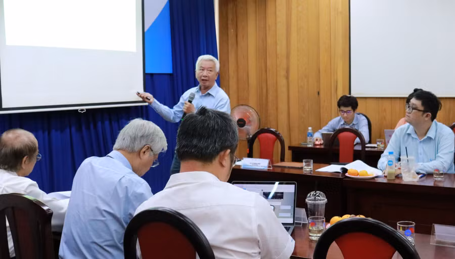 BS Nguyễn Thế Dũng - nguyên Giám đốc Sở Y tế TPHCM phát biểu tại hội thảo. Ảnh: MHRS