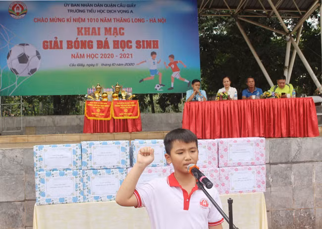 Học sinh đại diện cho các cầu thủ tham gia thi đấu tuyên thệ.