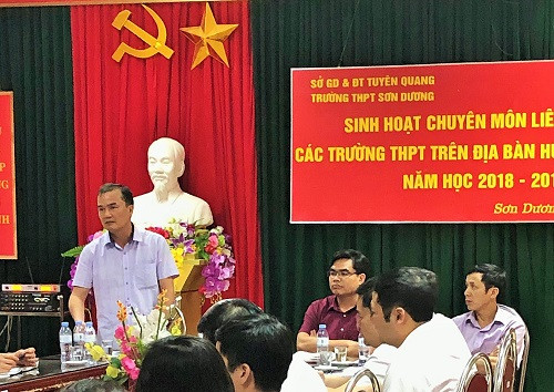 Ông Nguyễn Minh Anh Tuấn phát biểu tại buổi sinh hoạt chuyên môn liên trường