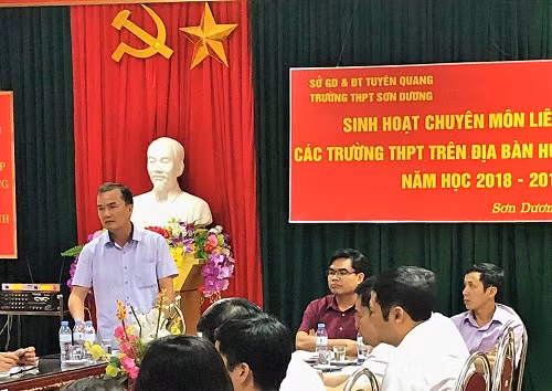 Ông Nguyễn Minh Anh Tuấn phát biểu tại buổi sinh hoạt chuyên môn liên trường