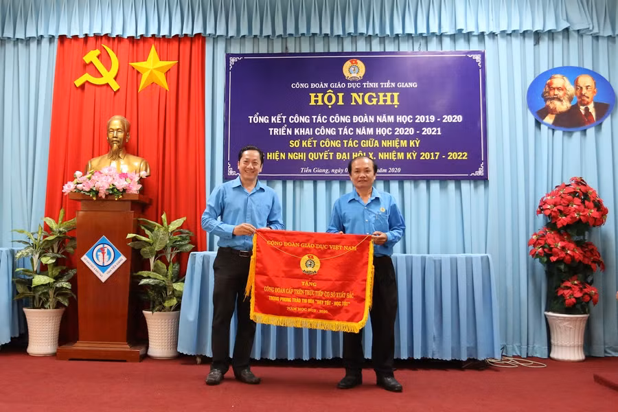 Trao cờ thi đua cho CĐGD tỉnh Tiền Giang.