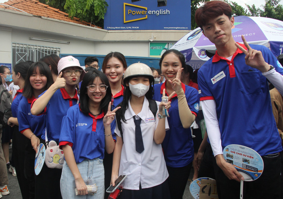 Các sinh viên tình nguyện tiếp sức mùa thi tại Điểm thi Trường THPT Phú Nhuận.