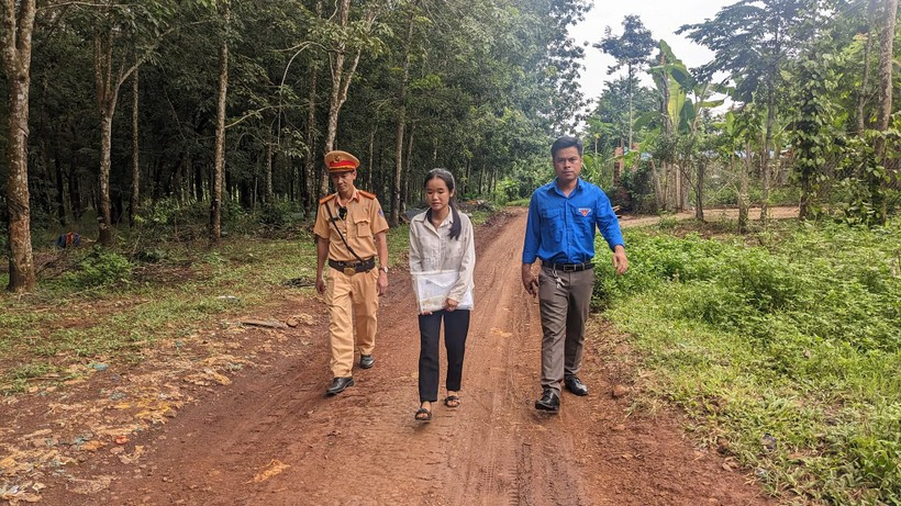 Nhà em Lê Thị Xuân Phương cách điểm thi khoảng 6km nhưng đi lại rất khó khăn, phải băng qua rừng cao su. Ảnh: TVN