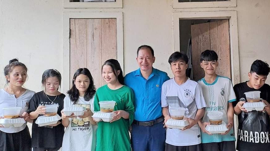 Thầy Ngô Chiến Thắng động viên các học sinh ở trọ trước ngày thi.