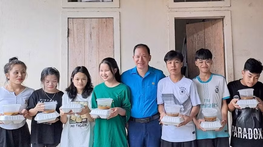 Thầy Ngô Chiến Thắng động viên các học sinh ở trọ trước ngày thi.