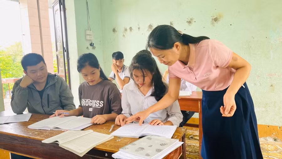 Giờ ôn tập trước Kỳ thi tốt nghiệp THPT 2023 của cô và trò Trường THPT Việt Lâm (huyện Vị Xuyên, tỉnh Hà Giang). Ảnh: ITN