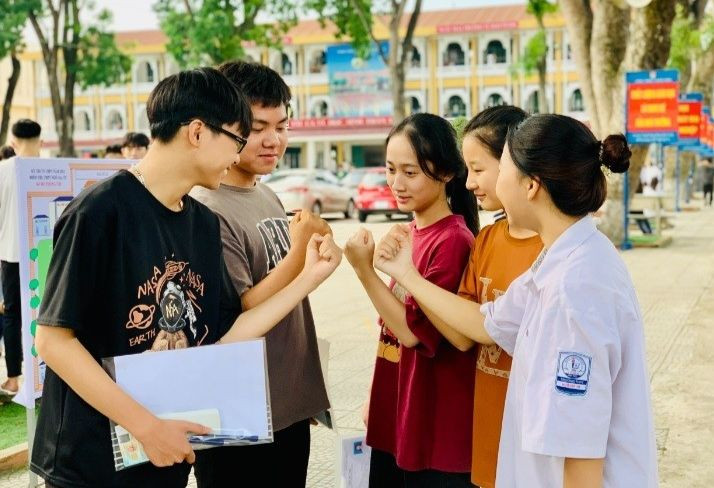 Tại Vĩnh Phúc, nhiều thí sinh thể hiện quyết tâm lấy điểm cao ở bài thi tổ hợp. Ảnh: Chu Kiều