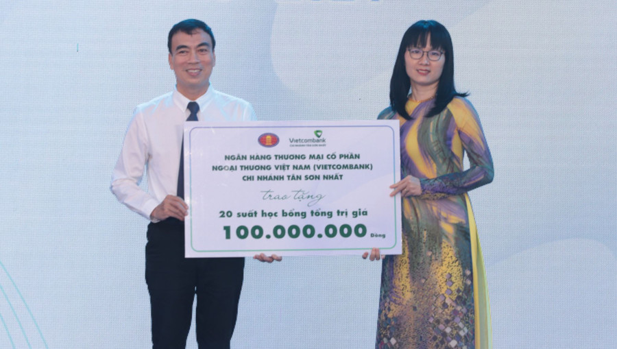 Đại diện Trường Đại học Khoa học xã hội và Nhân văn, Đại học Quốc gia TPHCM tiếp nhận học bổng từ đơn vị tài trợ.