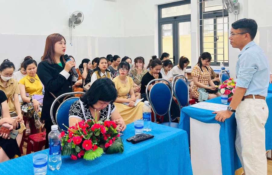 Cán bộ, giáo viên Trường Tiểu học Võ Thị Sáu (quận Hải Châu, TP Đà Nẵng) tham gia truyền thông về Chăm sóc sức khỏe tâm thần cho trẻ em.