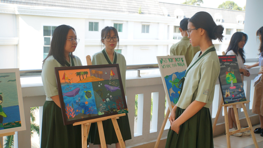 Hoạt động tuyên truyền bảo vệ môi trường tại Trường Đại học Sư phạm TPHCM. Ảnh: Mạnh Tùng