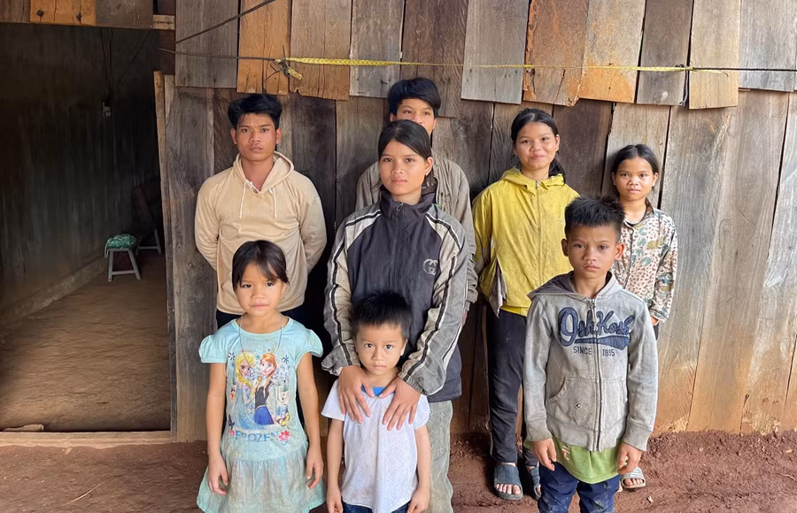 8 anh em nương tựa nhau sống qua ngày.