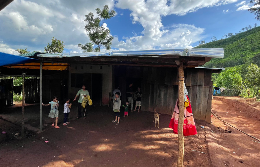 Căn nhà ván là nơi trú ngụ của anh em nhà A Sương. Căn nhà ván là nơi trú ngụ của anh em nhà A Sương.