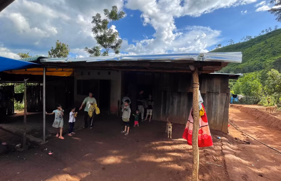 Căn nhà ván là nơi trú ngụ của anh em nhà A Sương.