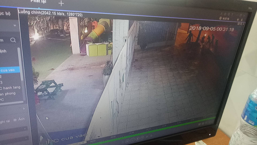 Hình ảnh nhóm người ném bom bẩn vào trường Mầm non Chú Ếch Con được trích xuất từ camera nhà trường.