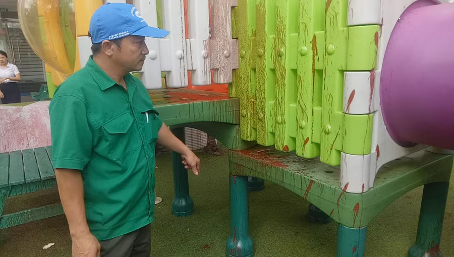 Bom bẩn gồm sơn trộn với mắm tôm được nhóm người ném vào trường Mầm non Chú Ếch Con ngay trong đêm trước ngày khai giảng năm học mới.