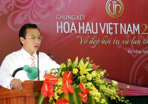 Cuộc sống của Bí thư Thành ủy Đà Nẵng 39 tuổi với vợ là hoa hậu
