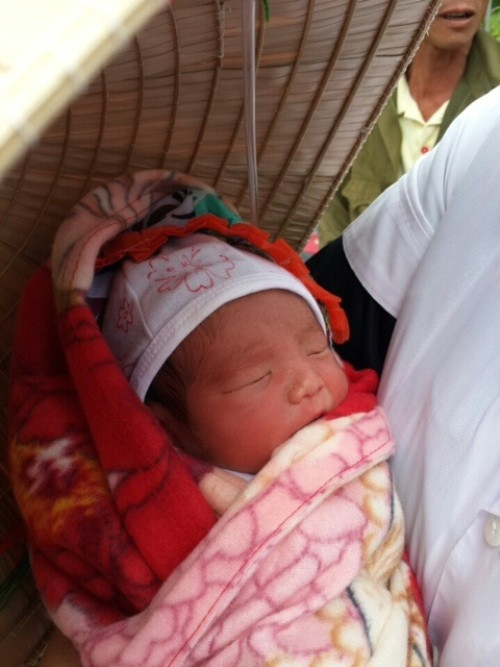 Vụ bé trai 3 ngày tuổi bị bỏ rơi bên vệ đường, người mẹ không muốn nhận lại con - Ảnh 1