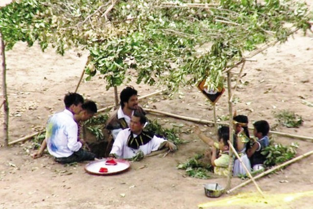 “Bố ơi, mình đi đâu thế?” khiến trẻ tự kỷ tổn thương ảnh 2 Hình ảnh các nhân vật bị phạt dưới “hố tự kỷ” trong tập 18 của “Bố ơi, mình đi đâu thế?” (ảnh cắt từ clip).