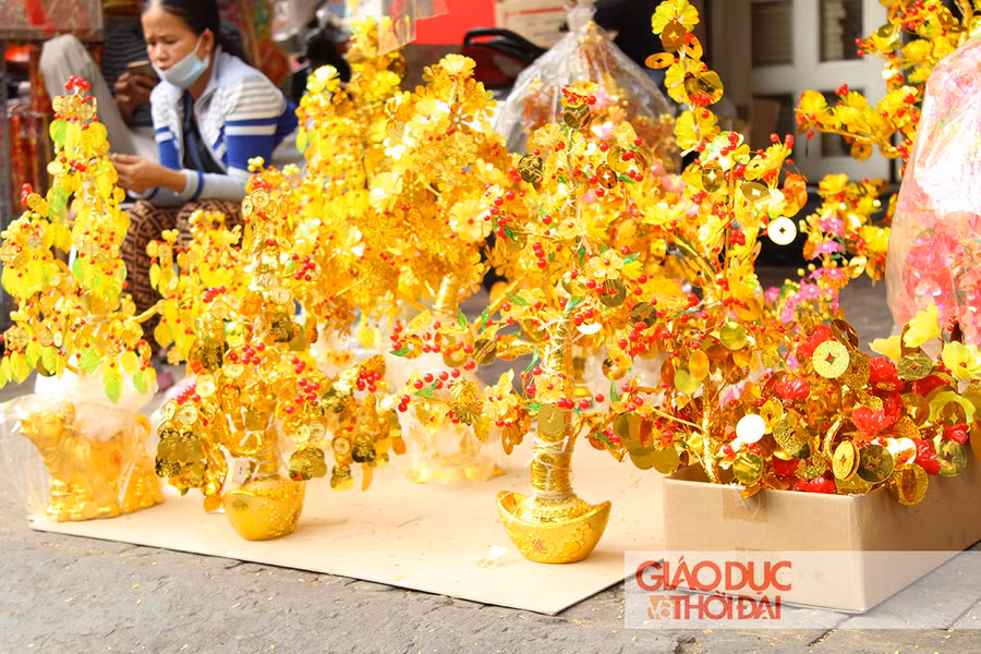 Các món đồ trang trí nhỏ, bắt mắt cũng rất đắt khách.