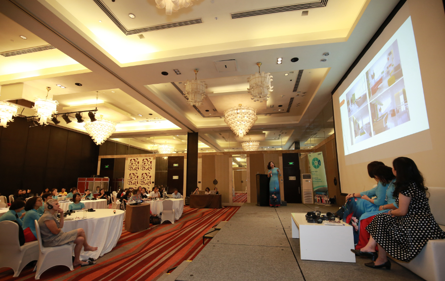 Các học viên chia nhóm, trình bày dự án của mình