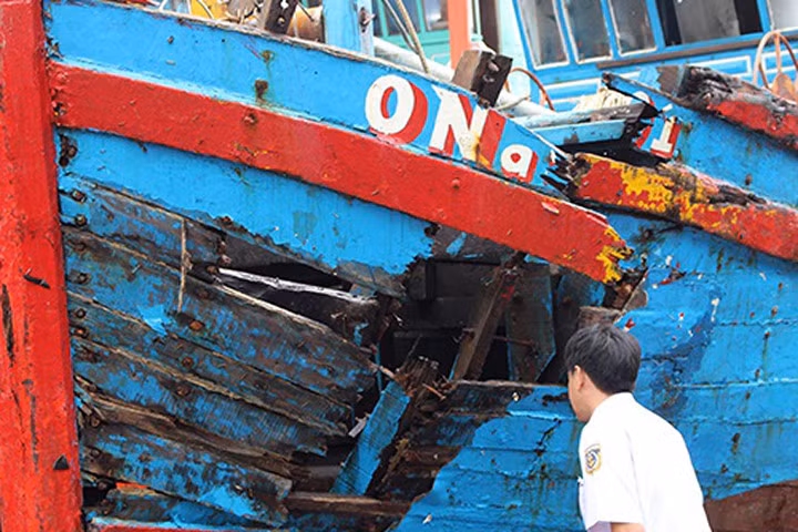 Tàu cá của ông Mười với vết đâm chí mạng bên mạn trái. Ảnh: Anh Ken