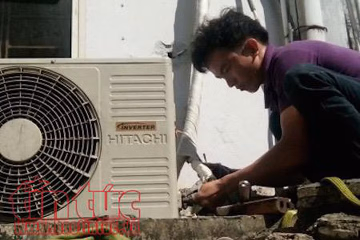 Nắng nóng, thợ sửa máy lạnh làm "bở hơi tai"