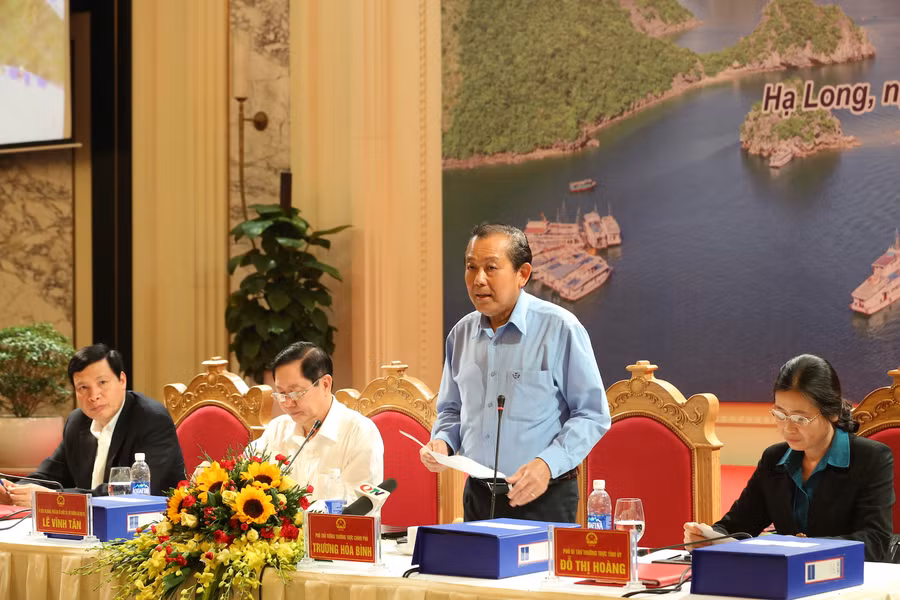 Phó Thủ tướng Thường trực Trương Hòa Bình làm việc với lãnh đạo chủ chốt tỉnh Quảng Ninh về Đề án xây dựng Đơn vị hành chính-kinh tế đặc biệt Vân Đồn. Ảnh: VGP/Lê Sơn