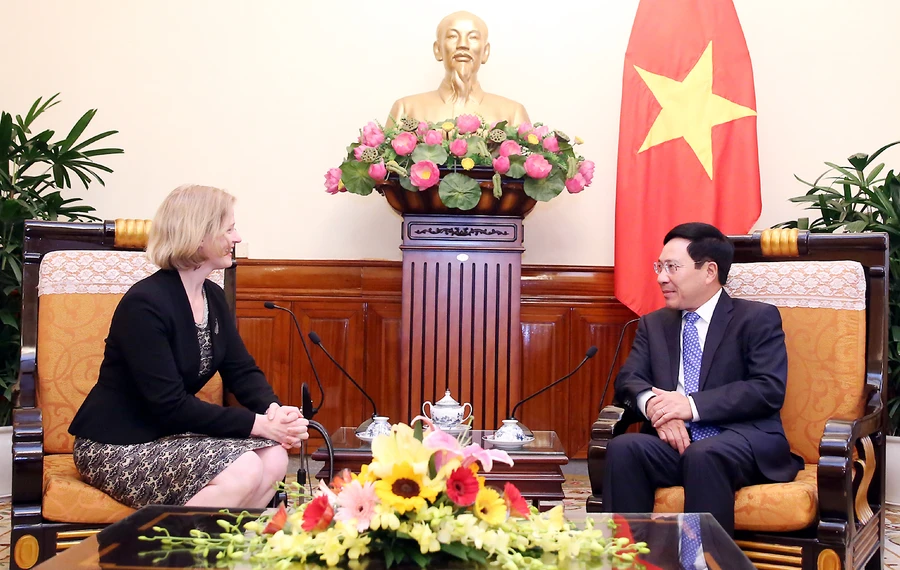 Phó Thủ tướng, Bộ trưởng Bộ Ngoại giao Phạm Bình Minh tiếp Đại sứ New Zealand tại Việt Nam Wendy Matthews. Ảnh: VGP/Hải Minh