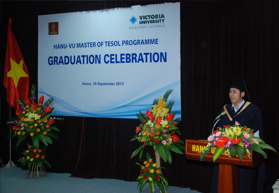 Anh Nguyễn Hữu Bích, đại diện khóa học, phát biểu trong lễ tốt nghiệp Anh Nguyễn Hữu Bích, đại diện khóa học, phát biểu trong lễ tốt nghiệp