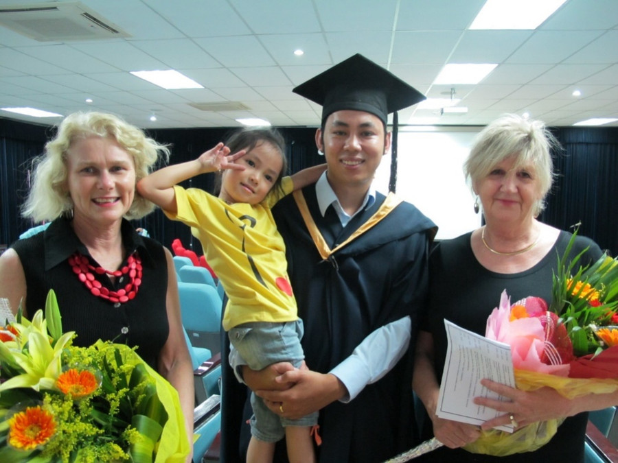 Hai cha con chụp cùngTrưởng Khoa, Khoa Giáo dục, Đại học Victoria (Australia) - ngoài cùng bên phải - và giảng viên chương trình HANU-VU MTESOL Hai cha con chụp cùngTrưởng Khoa, Khoa Giáo dục, Đại học Victoria (Australia) - ngoài cùng bên phải - và giảng viên chương trình HANU-VU MTESOL