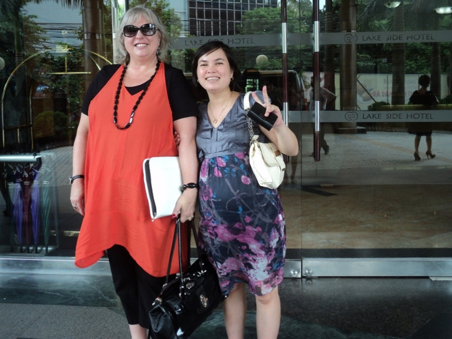 Chị Nguyễn Thị Mai Hoa với cô giáo Jo Winckle (Đại học Victoria – Australia) Chị Nguyễn Thị Mai Hoa với cô giáo Jo Winckle (Đại học Victoria – Australia)